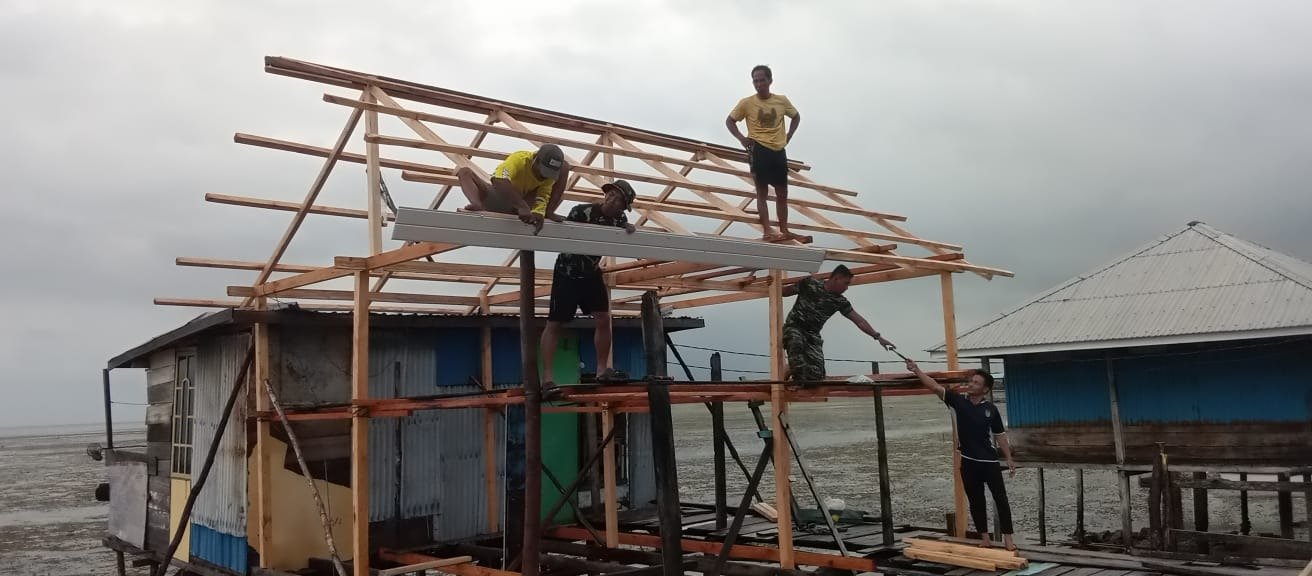 Renovasi RTLH Ibu Syamsiah di Desa Umbele Masuki Tahap Pemasangan Lisplang