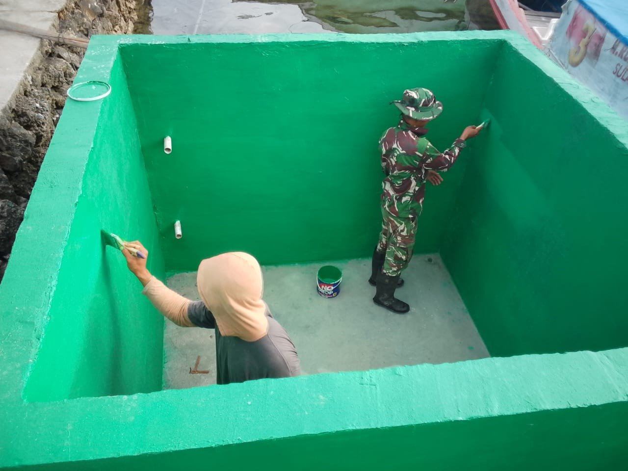 Satgas TMMD Ke-129 Kodim 1311/Morowali Rampungkan Pengecatan Bak Penampungan Air Program Manunggal Air di Desa Umbele