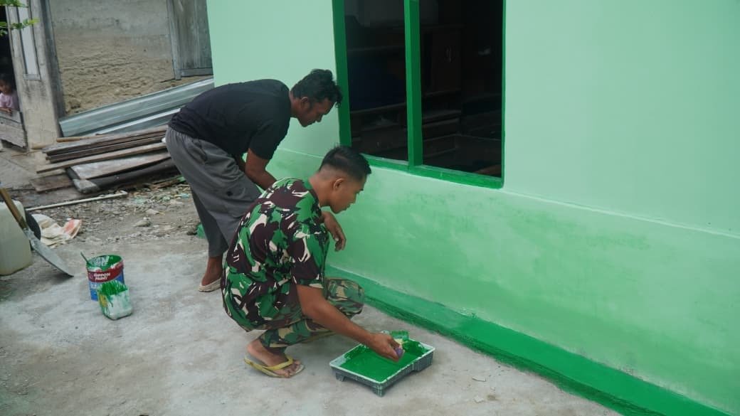 Satgas TMMD ke-129 Kodim 1311/Morowali Laksanakan Pemasangan Pintu dan Pengecatan Akhir RTLH Milik Bapak Suhardi di Desa Umbele Lama