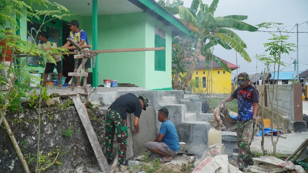 Renovasi RTLH Milik Bapak Suardi Terus Berproses, Satgas TMMD Laksanakan Pengecatan dan Pembuatan Tulisan