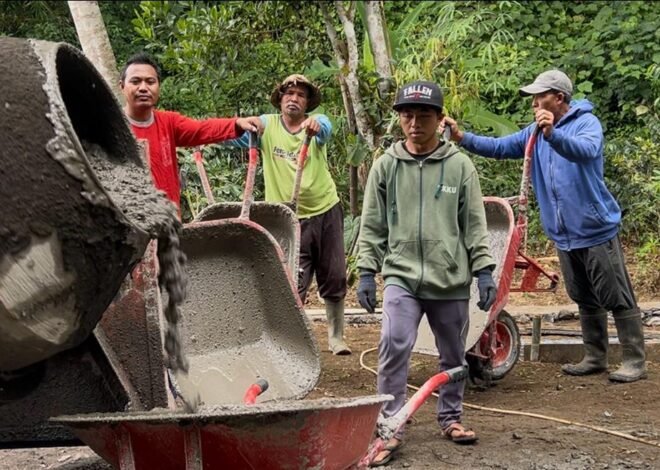 Gotong Royong TNI dan Warga Jadi Kunci Percepatan Rabat Beton TMMD Ke-129