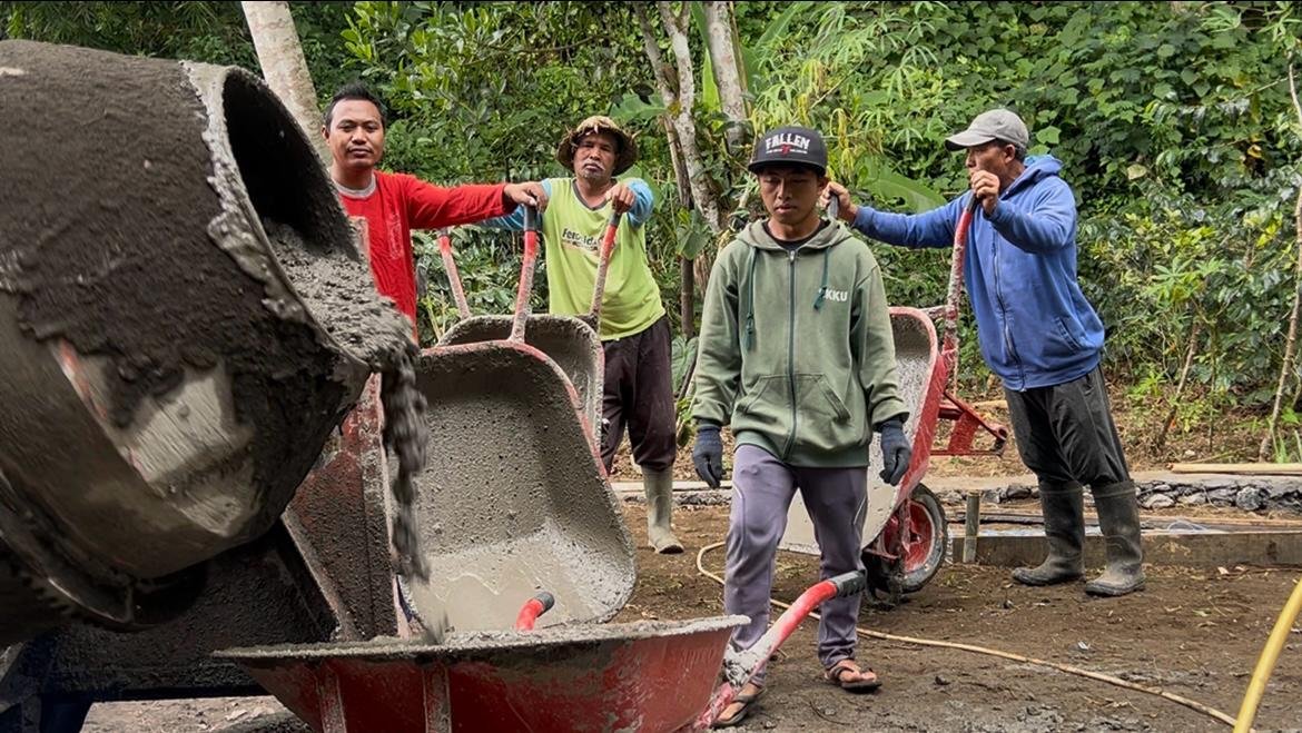 Gotong Royong TNI dan Warga Jadi Kunci Percepatan Rabat Beton TMMD Ke-129