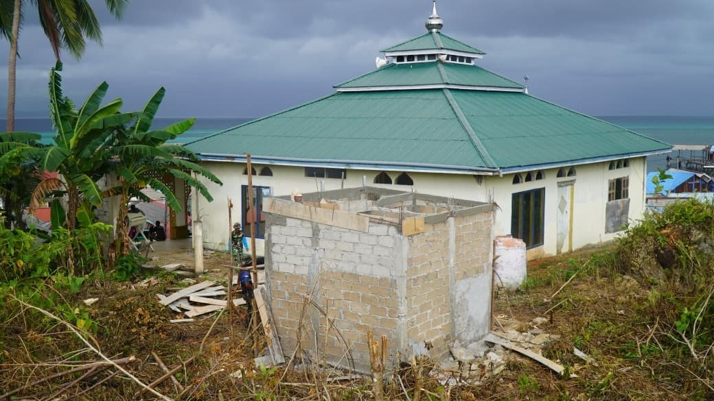 Pembangunan MCK Masjid Desa Polewali Masuki Tahap Pembongkaran Papan Mal Tiang Cor