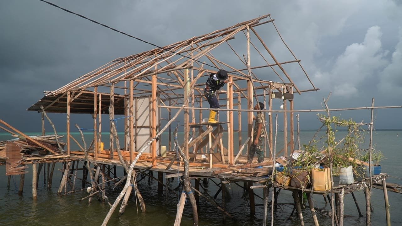 Pemasangan Rangka Atap dan Kalsiboard, Renovasi RTLH Milik Bapak Nardianto Terus Berprogres