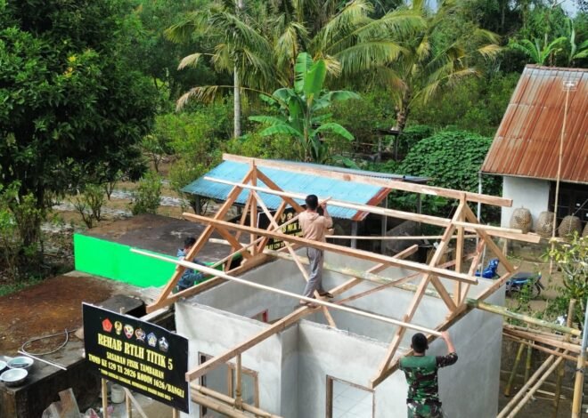 Semangat Gotong Royong Warnai Pemasangan Rangka Atap RTLH di Desa Sekardadi
