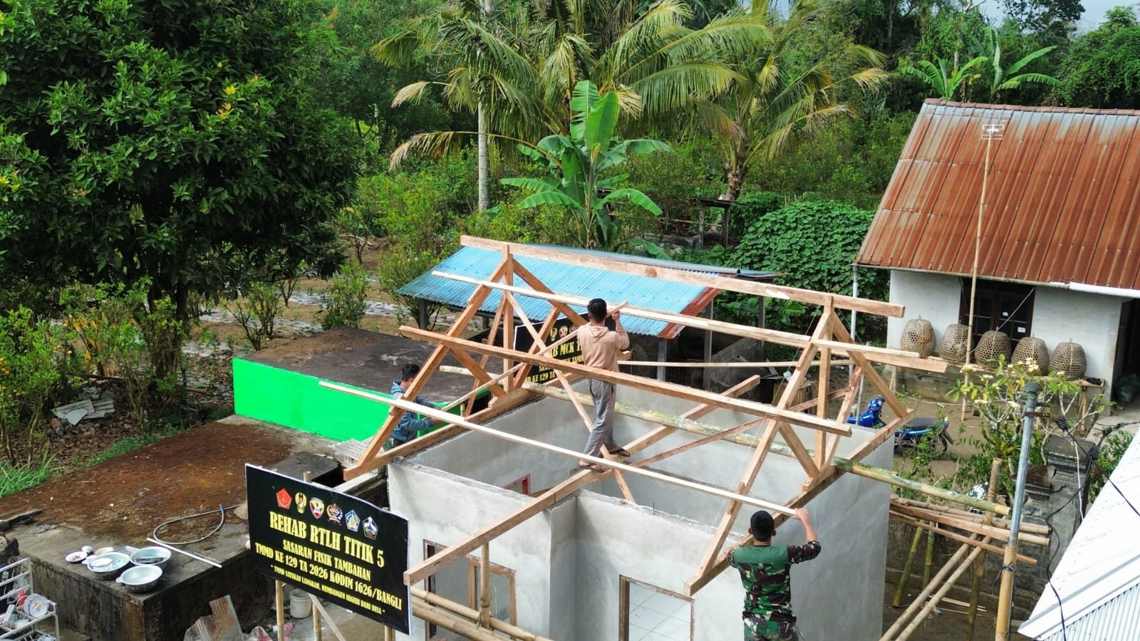 Semangat Gotong Royong Warnai Pemasangan Rangka Atap RTLH di Desa Sekardadi