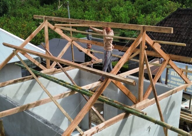 Rangka Atap Mulai Berdiri, Rehab RTLH Bapak Ketut Surija Masuki Tahap Penting