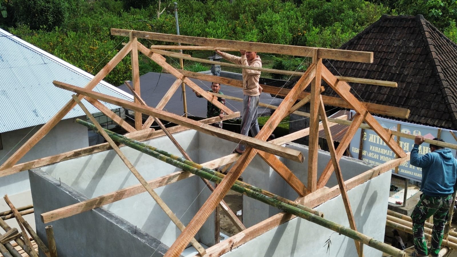 Rangka Atap Mulai Berdiri, Rehab RTLH Bapak Ketut Surija Masuki Tahap Penting