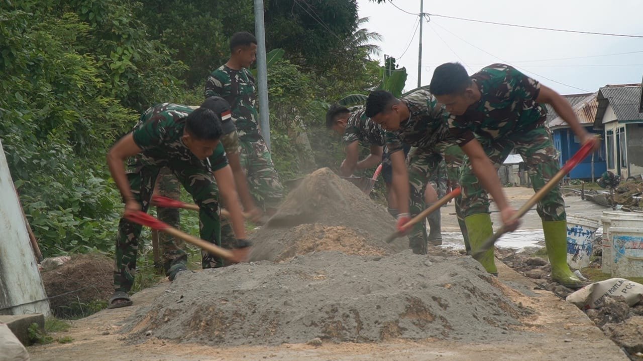 Prajurit Satgas TMMD Ke-129 Genjot Pekerjaan Rabat Jalan Beton di Desa Polewali