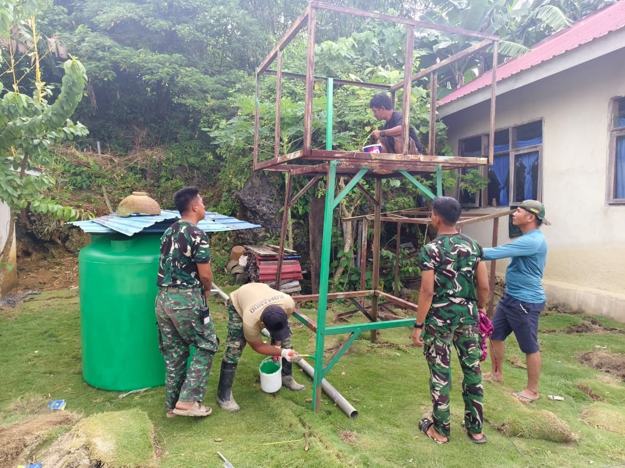 Pembangunan MCK Masjid Desa Polewali Masuki Tahap Pengecatan Dudukan Tandon dan Tandon Air