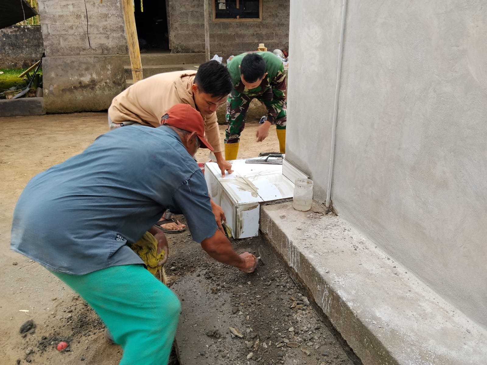 Gotong Royong Jadi Kekuatan Satgas TMMD Ke-129 Tuntaskan Pemasangan Keramik RTLH