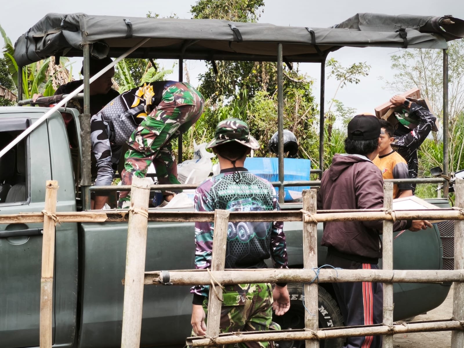 Sinergi TNI dan Warga Perkuat Distribusi Material Demi Sukseskan TMMD Ke-129