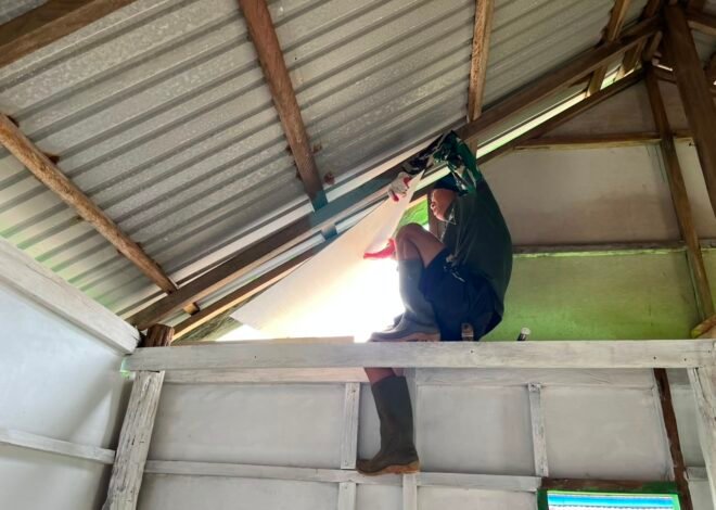 Pemasangan Kalsiboard RTLH Ibu Salawiyah di Desa Polewali Terus Dikerjakan Satgas TMMD Ke-129 Kodim 1311/Morowali