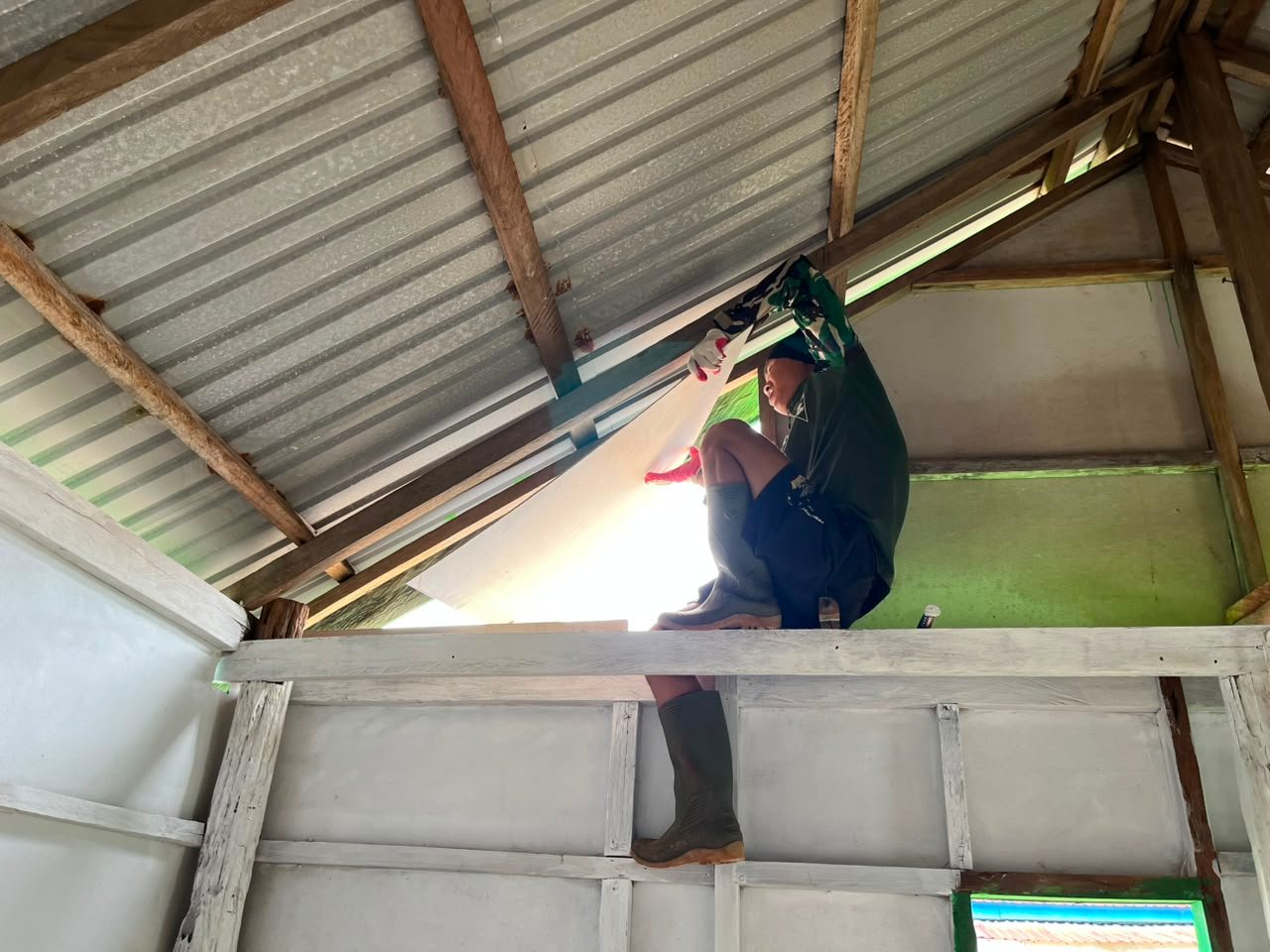 Pemasangan Kalsiboard RTLH Ibu Salawiyah di Desa Polewali Terus Dikerjakan Satgas TMMD Ke-129 Kodim 1311/Morowali