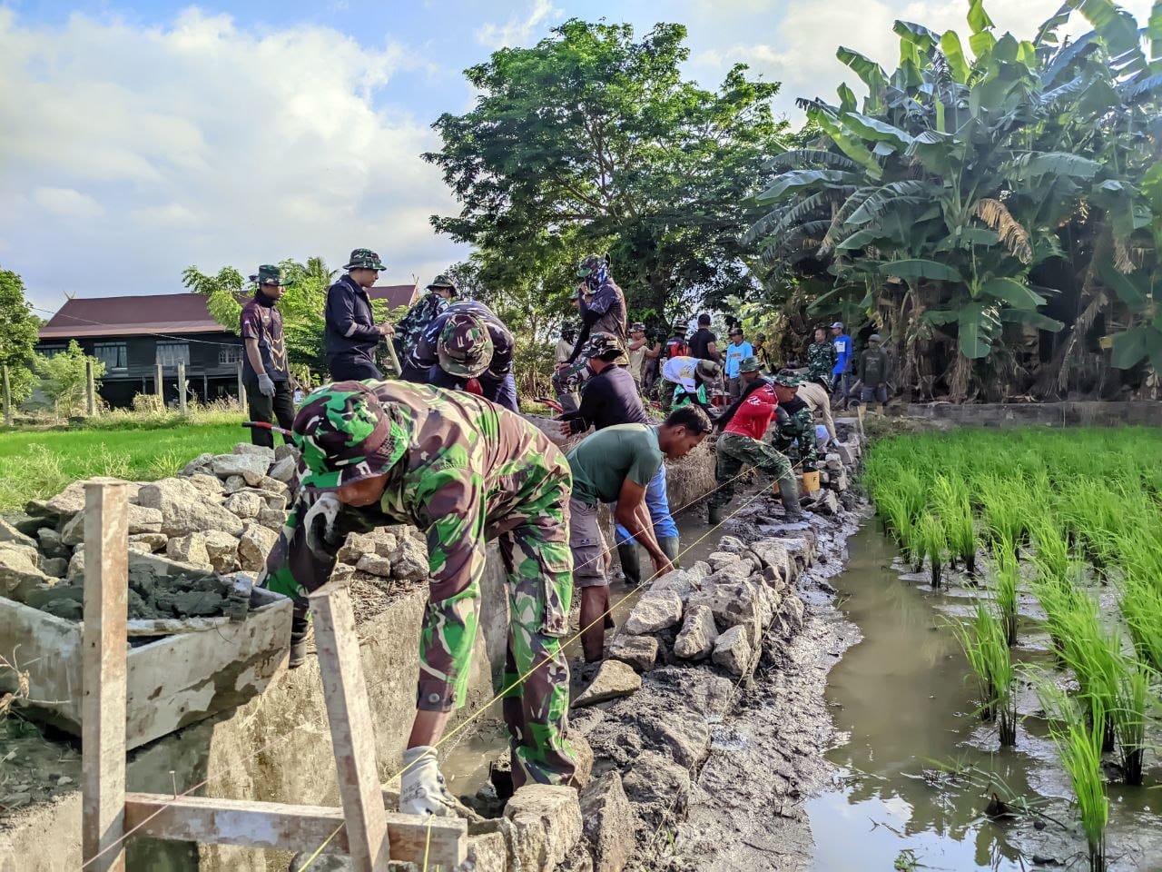 Gotong Royong Satgas TMMD dan Warga Percepat Penyelesaian Sasaran Fisik di Desa Tanratuo