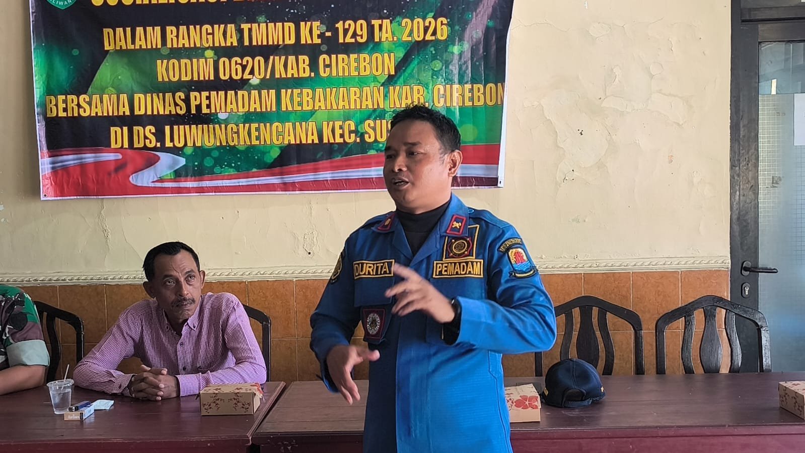 Cegah Risiko Sejak Dini, TMMD ke-129 Kodim 0620/Kab. Cirebon Bersama Dinas Damkar Edukasi Masyarakat Desa Luwung Kencana tentang Bahaya Kebakaran