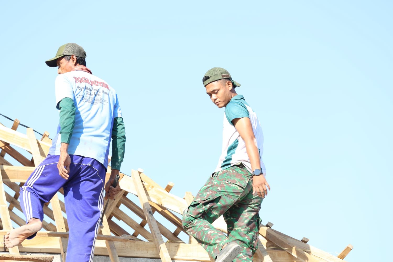 Kolaborasi Yonzipur 5 dan Tukang Lokal Warnai Pembangunan RTLH TMMD Ke-129 Lamongan