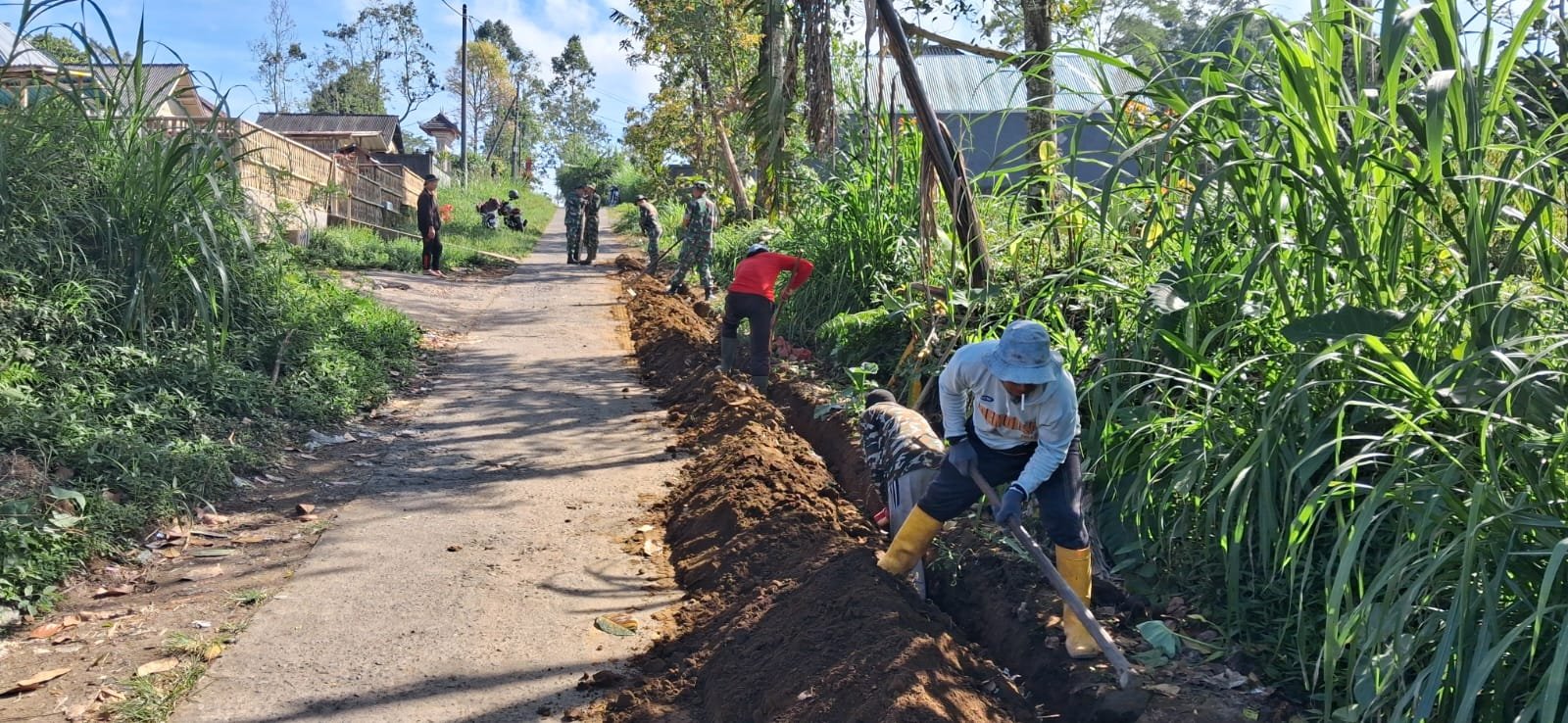 Gotong Royong Satgas dan Warga Percepat Pembangunan Pipanisasi TMMD Ke-129