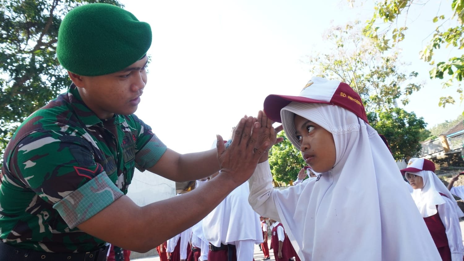 Belajar Sambil Bergembira, Prajurit Satgas TMMD Hadirkan Pelatihan PBB yang Edukatif di SDN 1 Tlemang