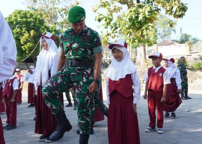 Bakar Semangat Generasi Muda, Prajurit Pasmar 2 Yonif15 dan Yonif TP 887/KJM Latih Disiplin Siswa SDN 1 Tlemang