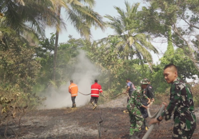 Satgas TMMD 129 Sigap Padamkan Kebakaran Lahan di Pantai Pulau Tiga Bio, Api Jinak Kurang dari 10 Menit