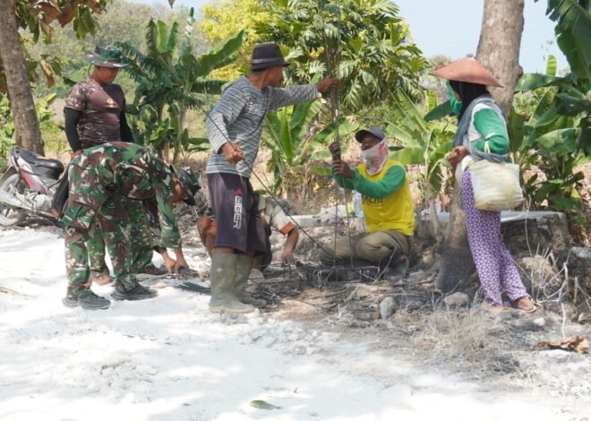 Semangat Gotong Royong Warnai Perakitan Besi Pondasi Tandon Air TMMD Ke-129