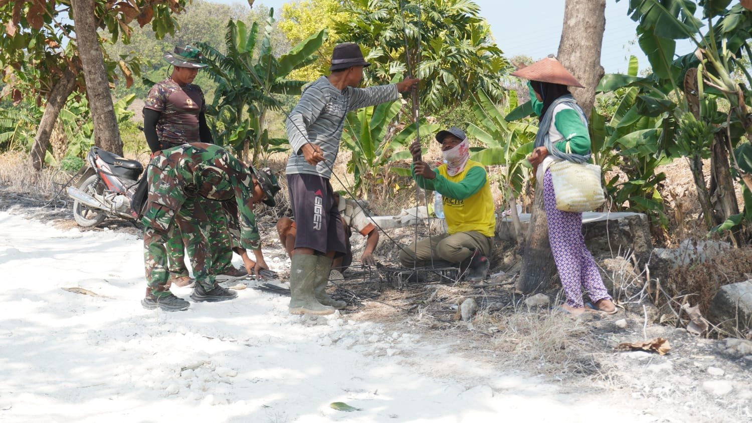 Semangat Gotong Royong Warnai Perakitan Besi Pondasi Tandon Air TMMD Ke-129