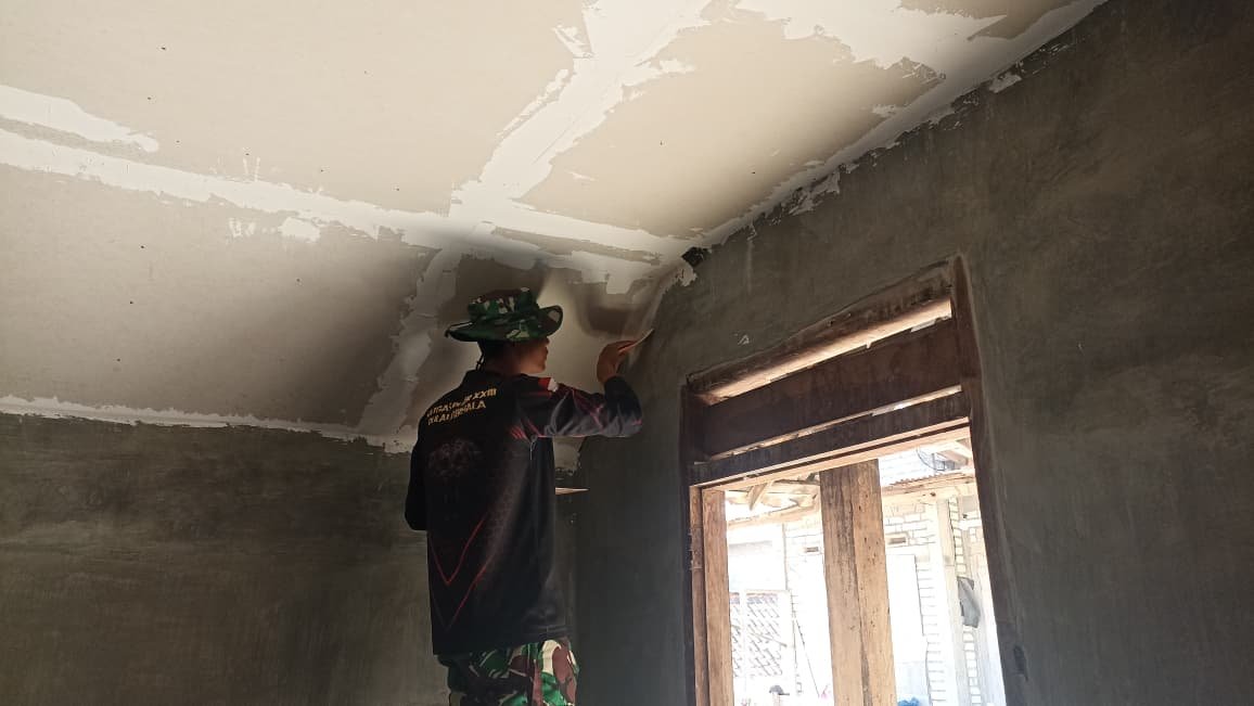 Rumah Kian Nyaman, Pemasangan Plafon RTLH TMMD Hadirkan Hunian Lebih Sejuk bagi Warga