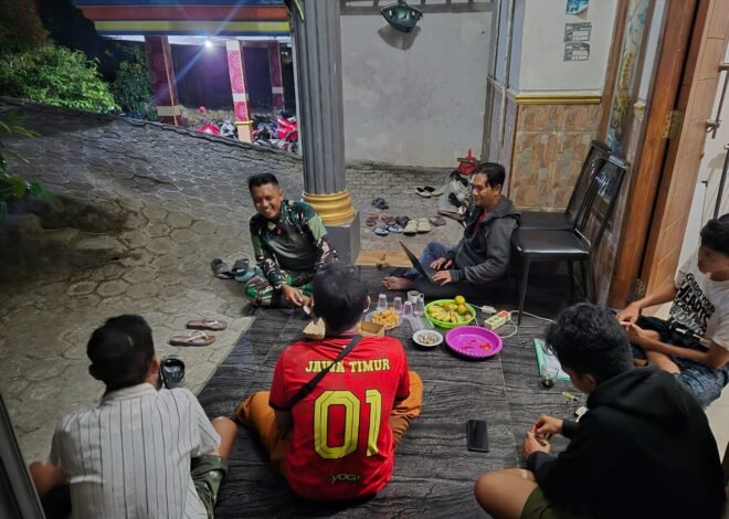 Dekat Tanpa Sekat, Satgas TMMD Ke-129 Kodim 0812/Lamongan dan Mahasiswa KKN Bahas Kemajuan Desa Bersama Warga