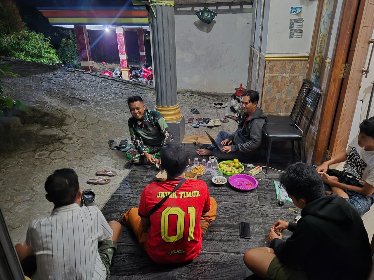 Dekat Tanpa Sekat, Satgas TMMD Ke-129 Kodim 0812/Lamongan dan Mahasiswa KKN Bahas Kemajuan Desa Bersama Warga