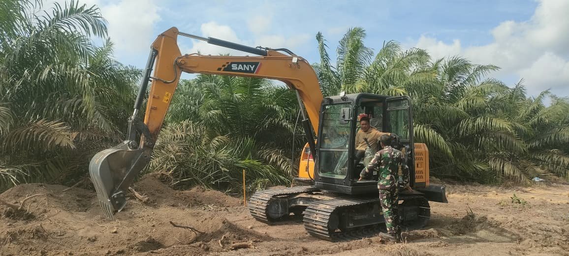 Percepat Pembukaan Badan Jalan, Satgas TMMD Ke-129 Kodim 0413/Bangka Kerahkan 1 Unit Alat Berat Grader di Desa Deniang