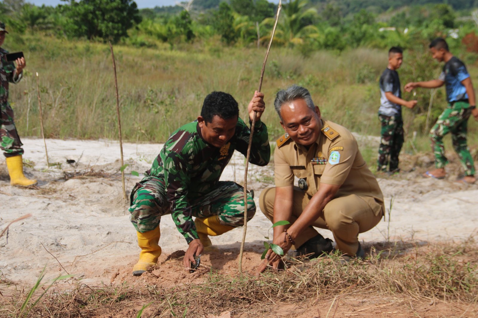 Wujud Nyata “Bersatu dengan Alam”, Satgas TMMD ke-129 Kodim 0413/Bangka Tanam Ribuan Pohon Keras di Desa Deniang