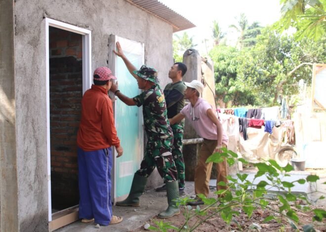 Wujud Kepedulian Satgas TMMD, Pemasangan Pintu MCK Libatkan Warga Sekitar
