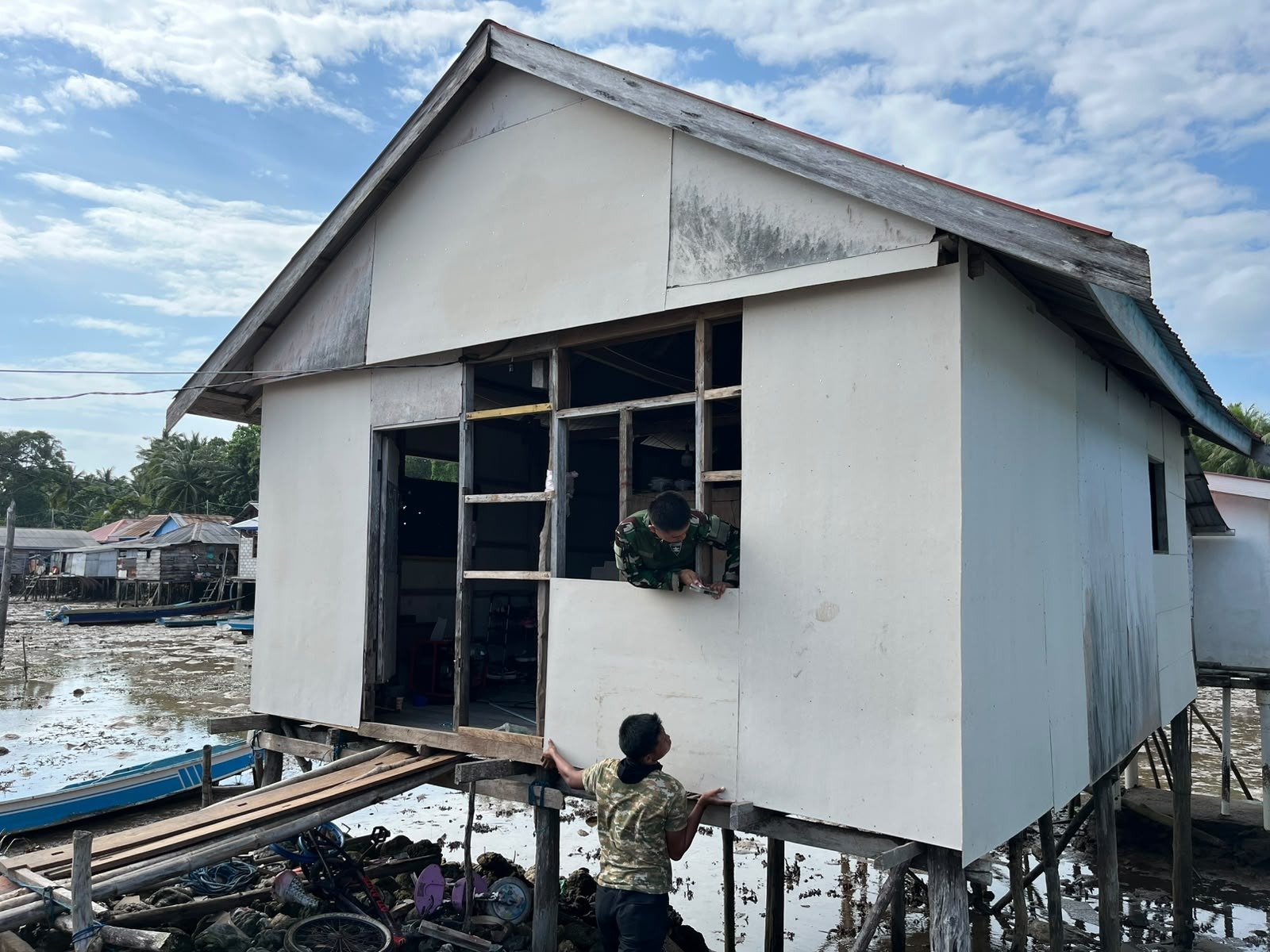 Pemasangan Kalsiboard Luar Tandai Kemajuan Renovasi RTLH Milik Ibu Salawiah di Desa Polewali