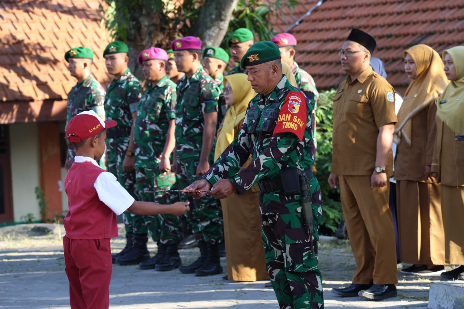Bakar Semangat Nasionalisme Murid, Danki Satgas Lettu Czi Jamil Jadi Pembina Upacara di SDN 1 Tlemang