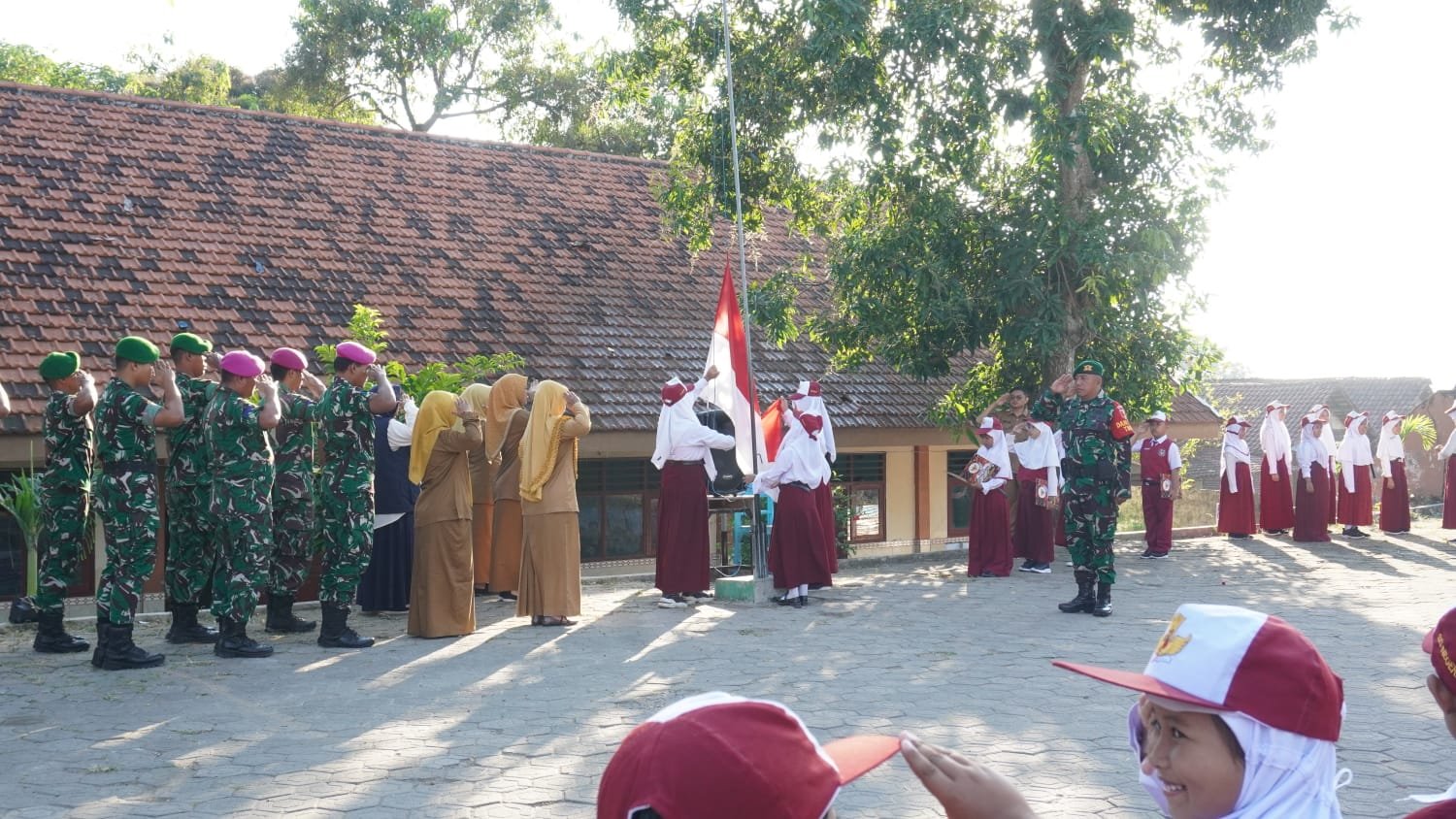 Tanamkan Disiplin Sejak Dini, Lettu Czi Jamil Motivasi Siswa SDN 1 Tlemang Lewat Upacara Bendera