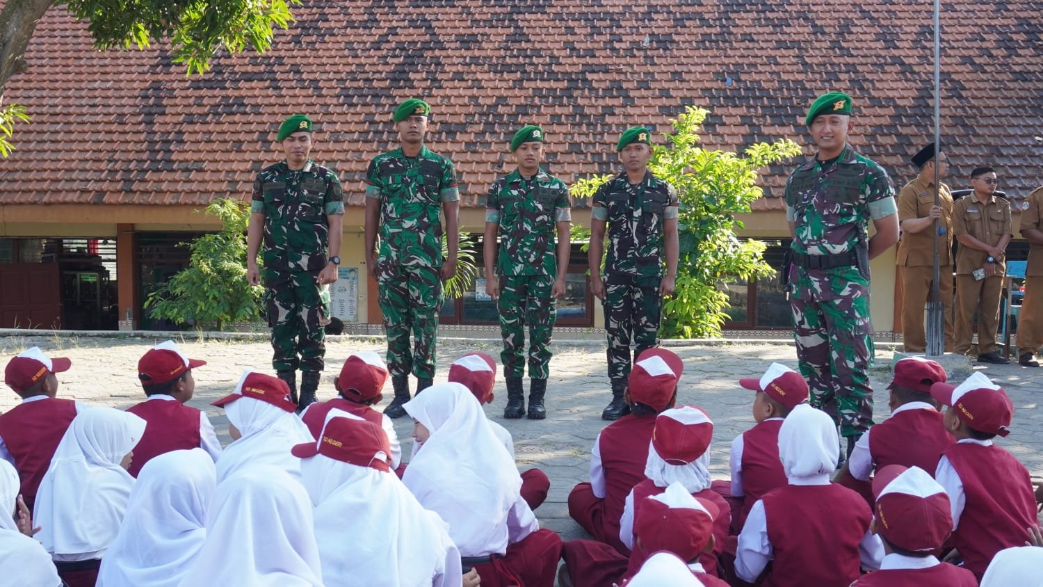 ​Putih Merah SDN 1 Tlemang Jadi Saksi, Keteladanan Satgas TMMD 129 Tanamkan Disiplin dan Wasbang Bagi Siswa