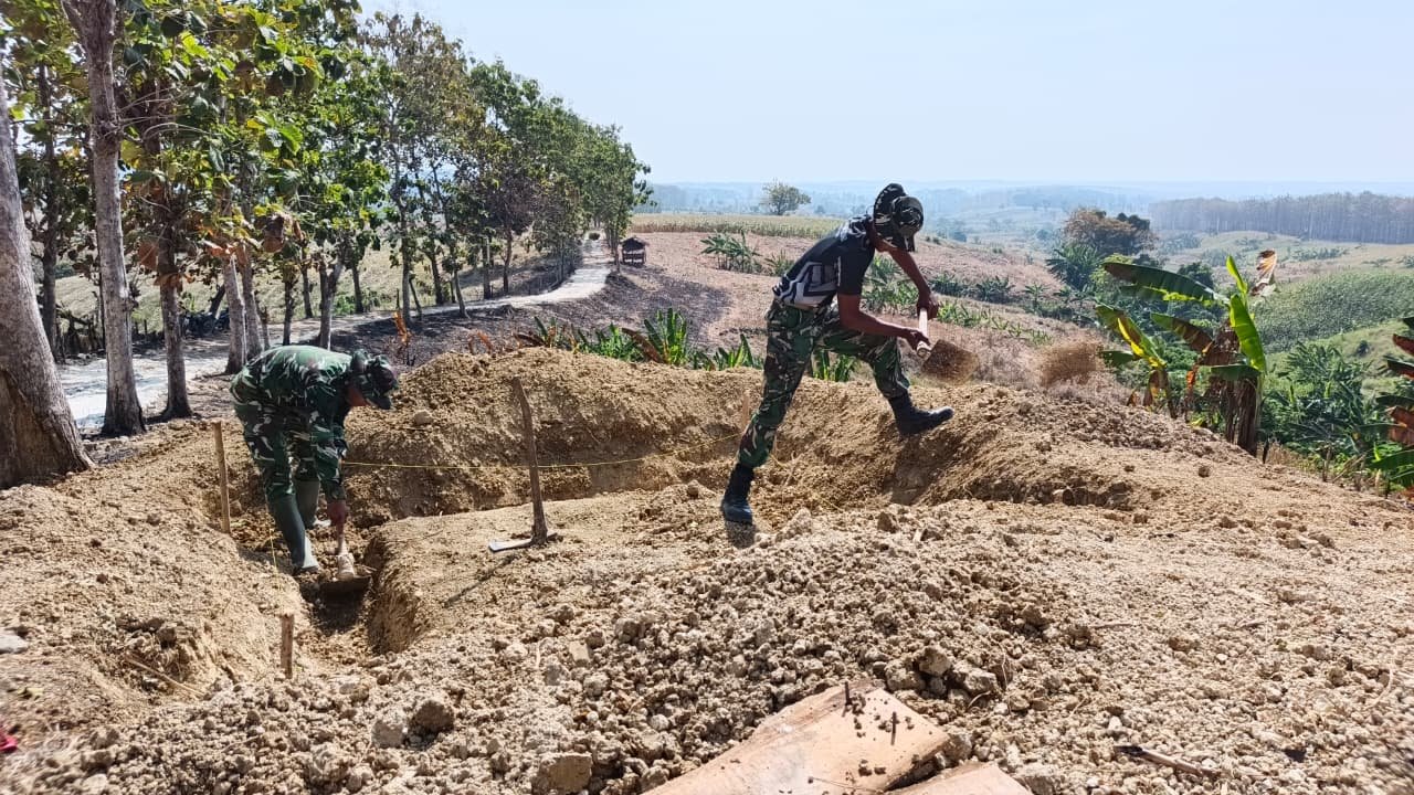 Tetesan Keringat Prajurit Jadi Saksi, Satgas TMMD Ke-129 Mulai Gali Fondasi Tandon Air Penyalur Air Bersih Tlemang-Bakon