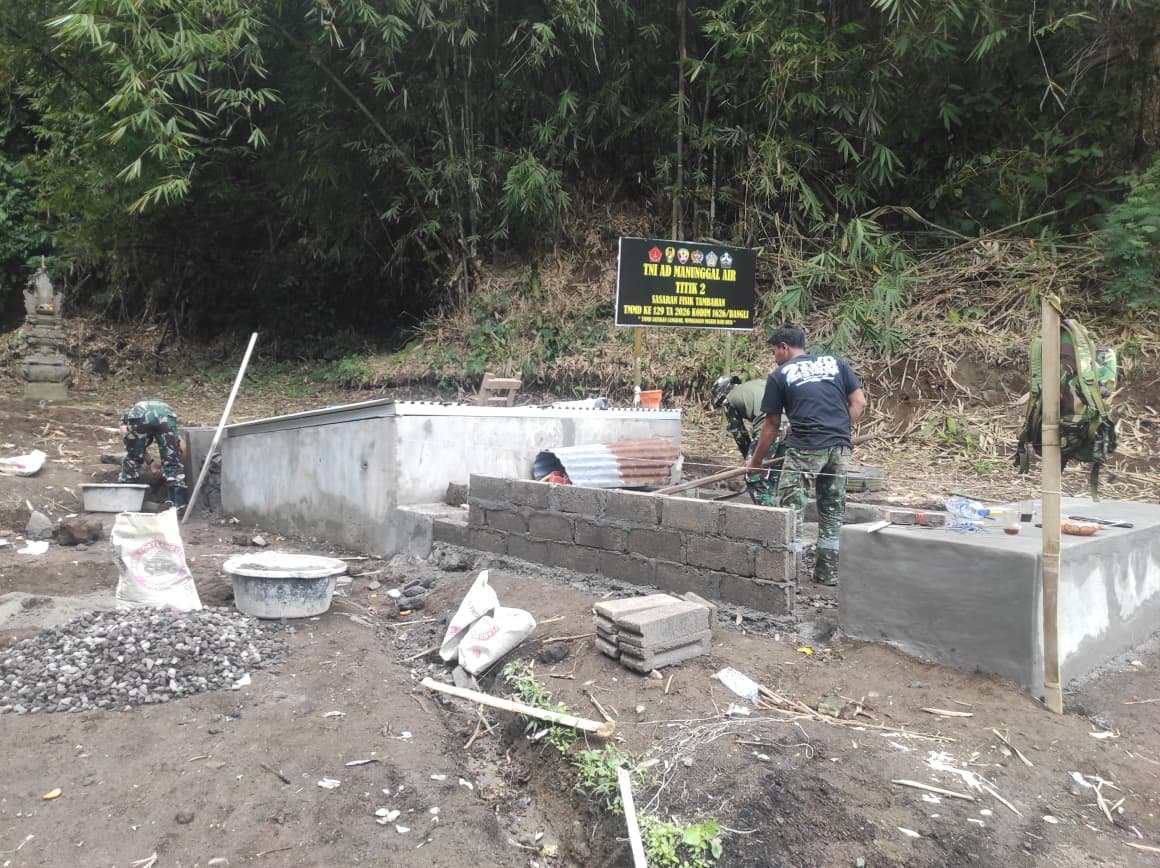 Satgas TMMD Ke-129 Kodim 1626/Bangli Bangun Tembok Bilik Pemandian Umum di Banjar Pule