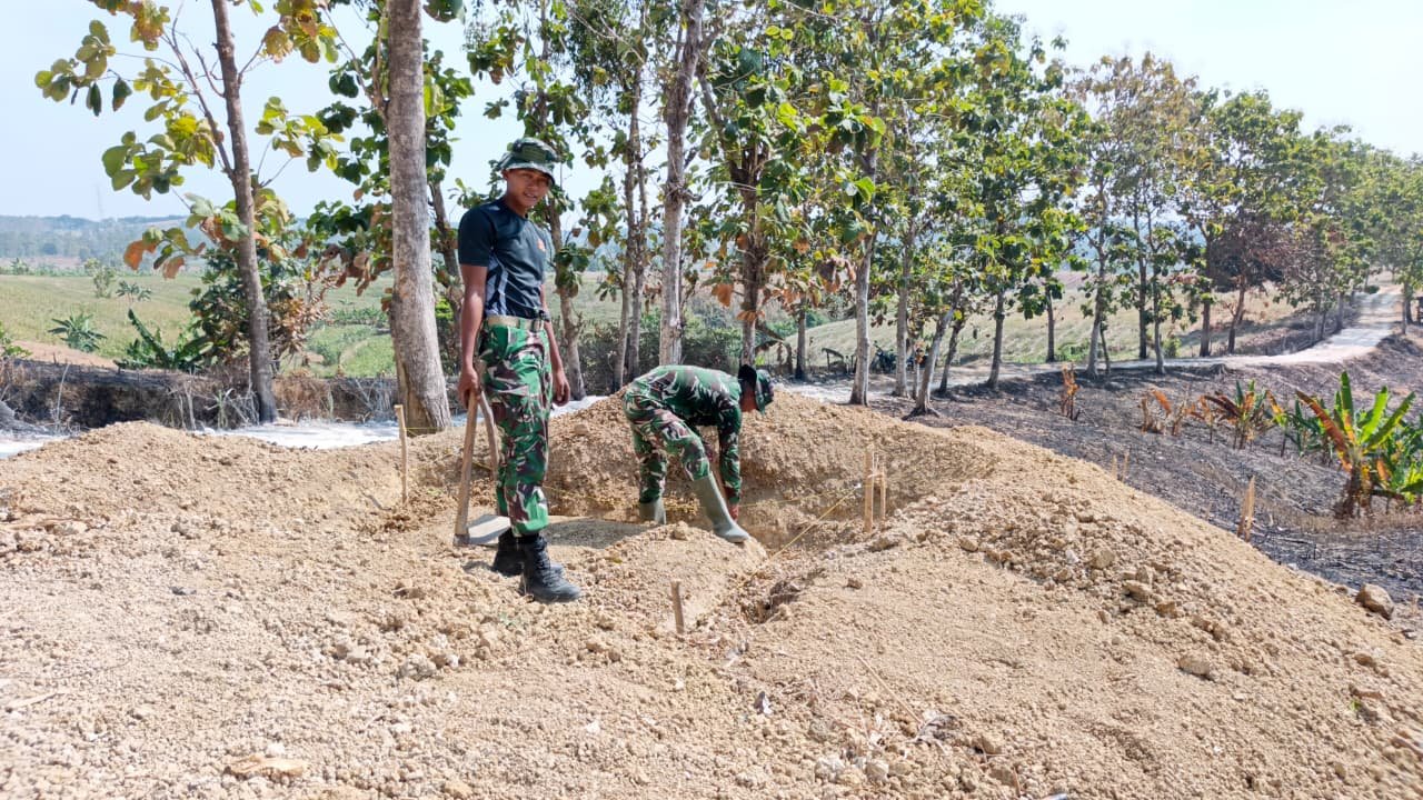 Gotong Royong Satgas TMMD dan Warga Awali Pembangunan Tandon Penyalur Air Bersih