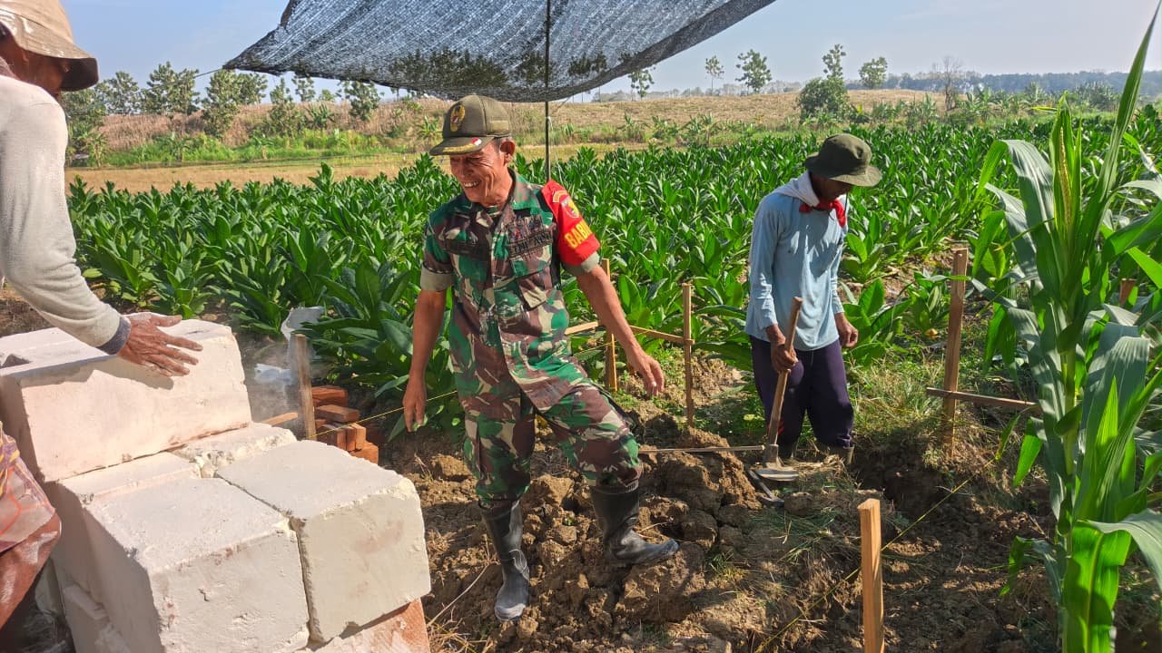 Babinsa Sertu Muin dan Warga Mulai Bangun Fondasi Tandon Air Irigasi untuk Dukung Petani Jagung