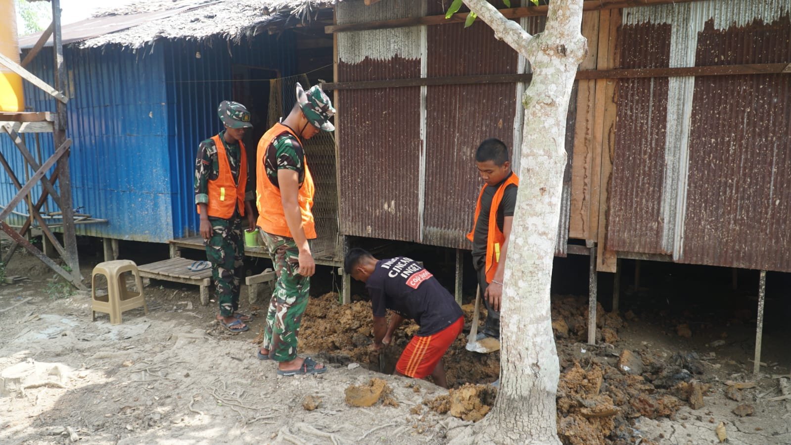 Satgas TMMD Kodim 1011/KLK Percepat Pembangunan Sanitasi Lewat Pemasangan Septik Tank MCK Warga