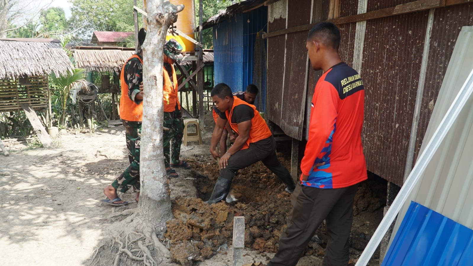 Gotong Royong Satgas TMMD dan Warga Warnai Pengerjaan MCK di Rumah Ibu Siti Jahrah
