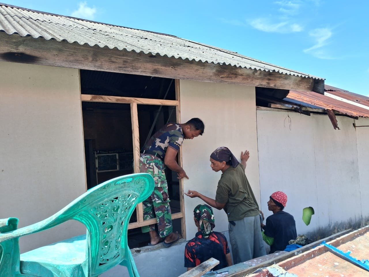 Pemasangan Kalsiboard Tandai Progres Renovasi RTLH Milik Bapak Suhardin di Desa Umbele Lama