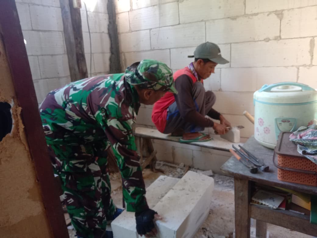 Gotong Royong TNI dan Warga Percepat Pembangunan RTLH TMMD di Desa Tlemang