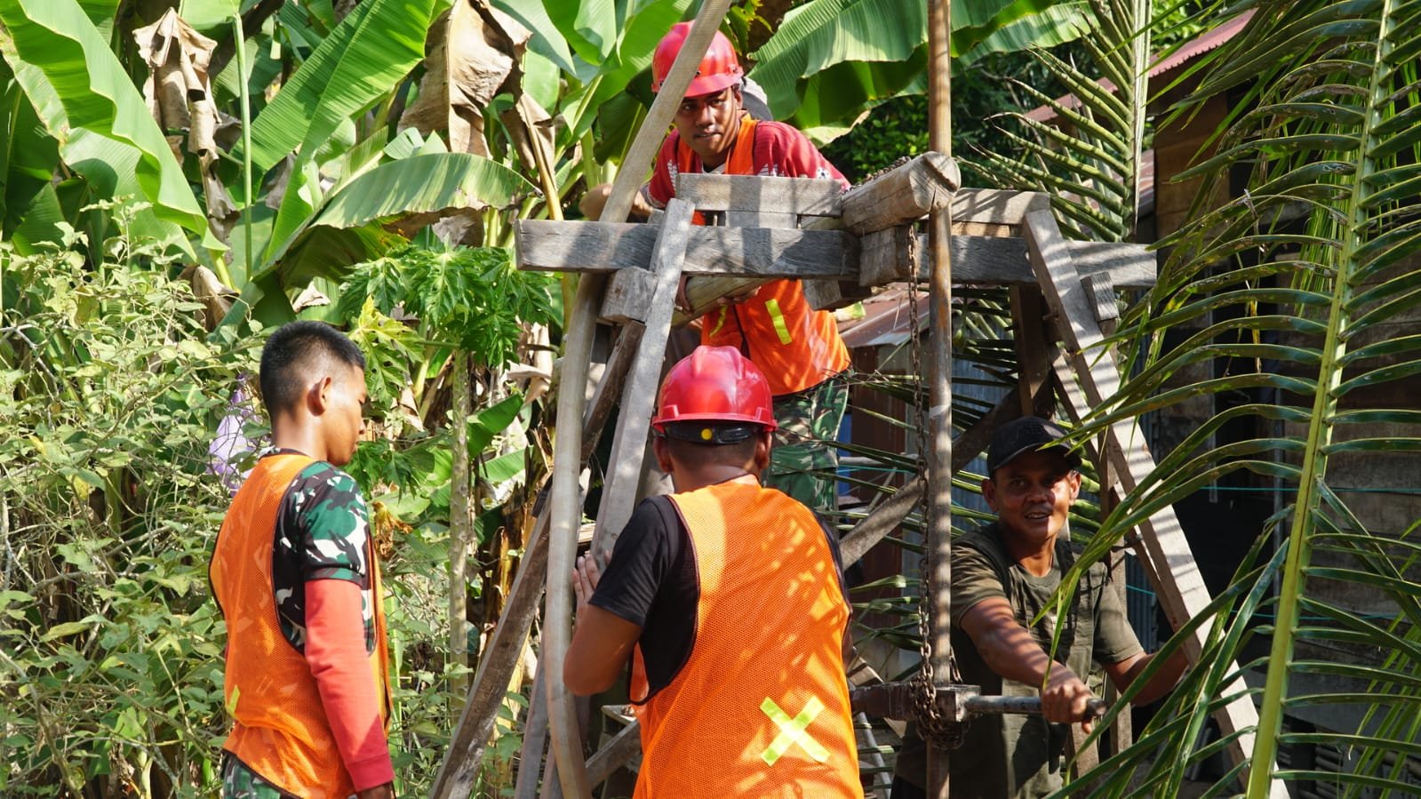 Gotong Royong Satgas TMMD dan Warga Percepat Pengeboran Sumur Bor Sasaran 5 di Desa Bandar Raya