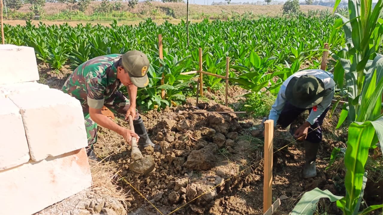 Petani Jagung Sambut Antusias Pembangunan Tandon Air Irigasi TMMD 129