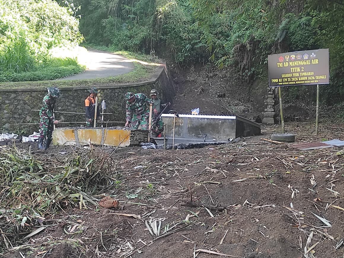 Semangat Gotong Royong Warnai Pembangunan Bak Penampungan Air Program TNI Manunggal Air