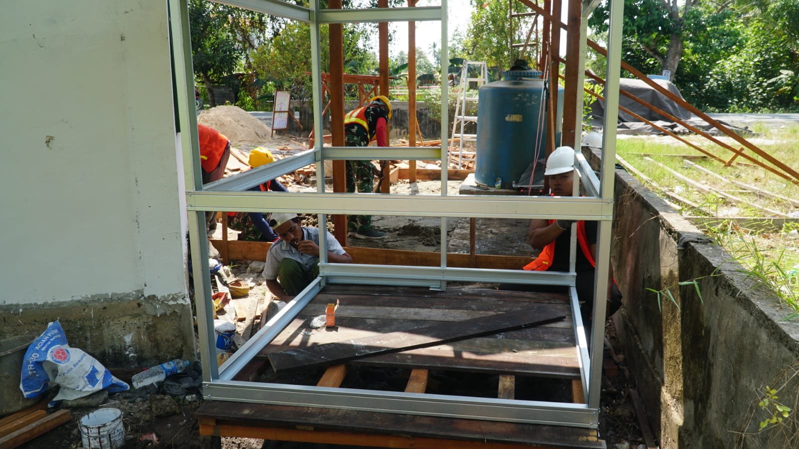 Satgas TMMD Reguler Ke-129 Kodim 1011/KLK Percepat Pembangunan MCK Sasaran 5 Lewat Pengerjaan Pondasi