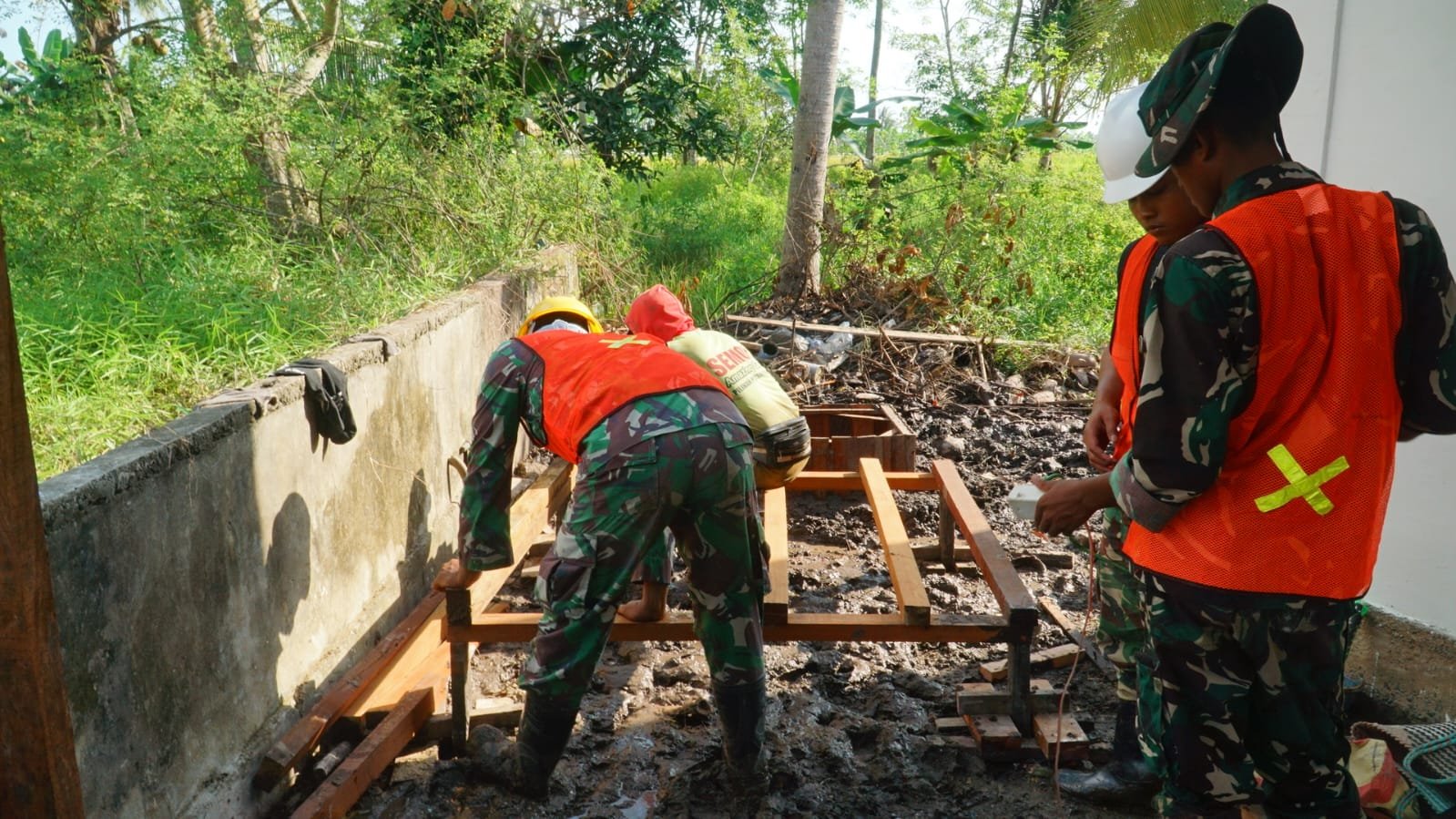 Gotong Royong Satgas TMMD dan Warga Warnai Pembangunan MCK Sasaran 5 di Desa Bandar Raya